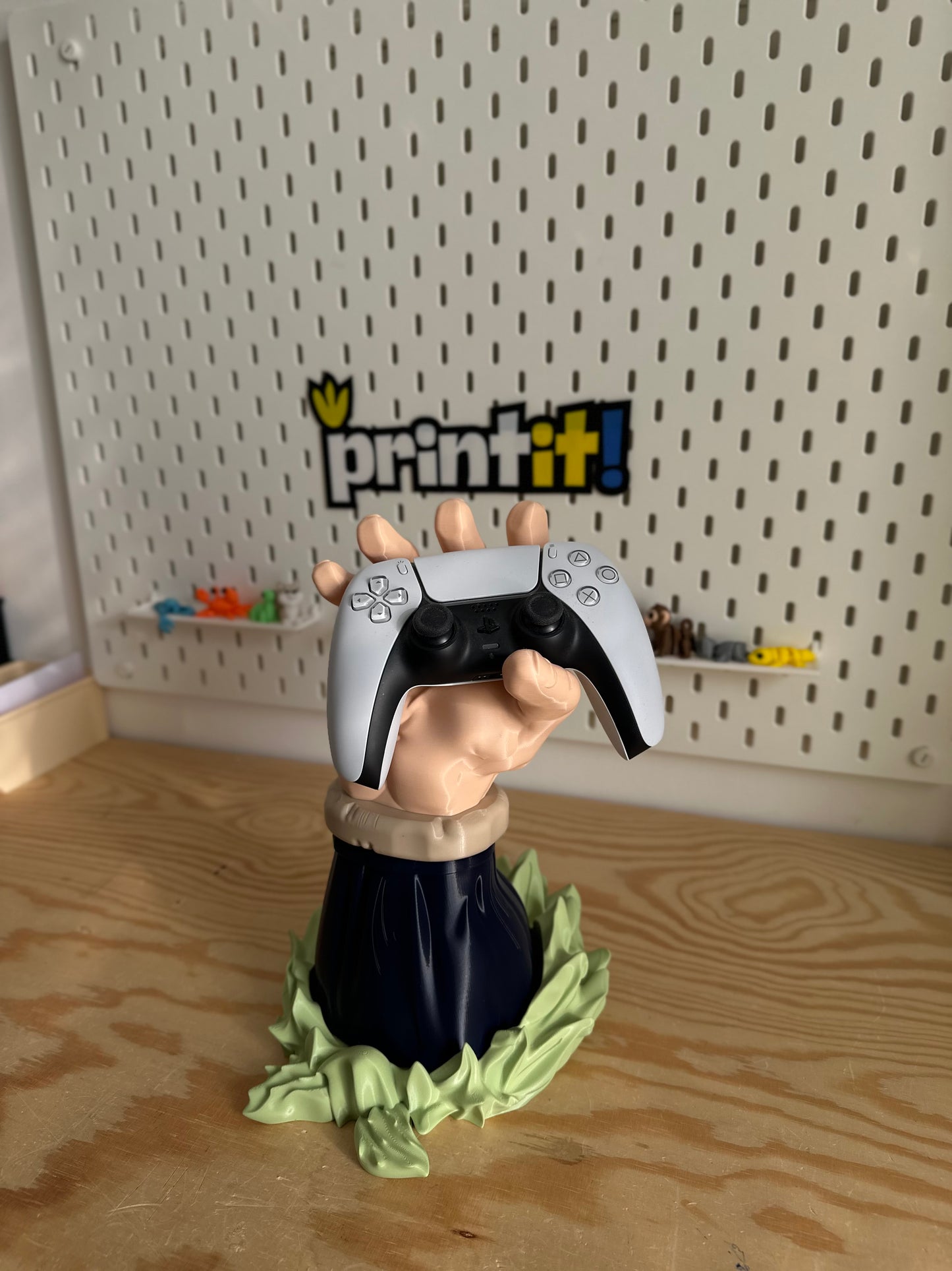 Broly Universal Gaming controller stand 🎮